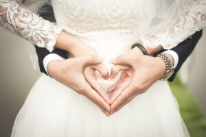 Couple célébrant leur mariage dans un lieu enchanteur